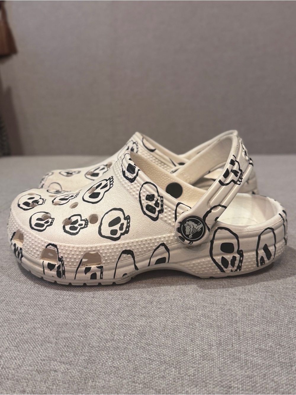 CROCS Kids Cream Clog with Black Skull Print, size 12